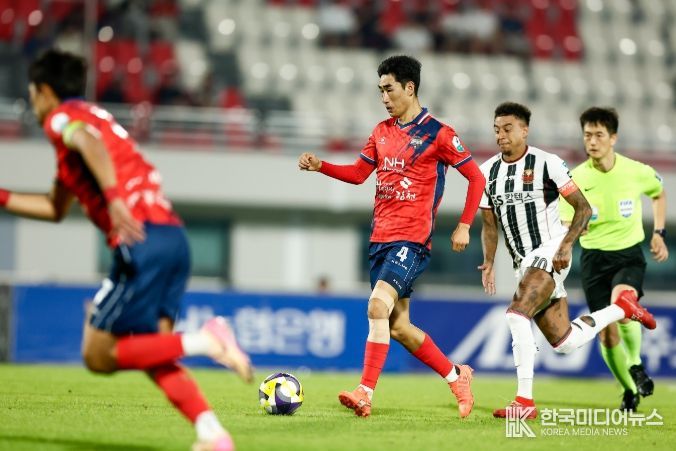 5월 28일 서울전 홈경기에서 김천상무 서민우가 드리블을 하고 있다.