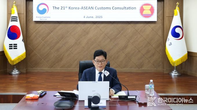 고광효 관세청장이 4일 영상회의로 개최된 ‘제21차 한-아세안 관세청장 회의’에 참석하여 아세안 10개국 관세당국 대표들과 인사하고 있다.