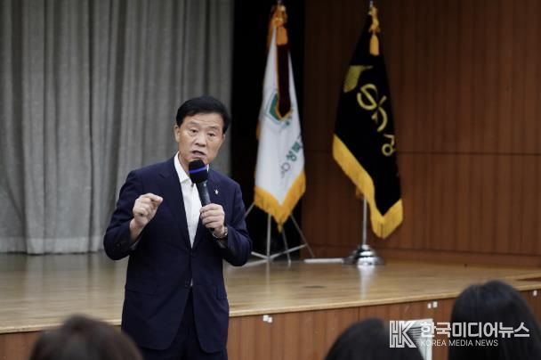 이승로 성북구청장이 지역자율방재단 역량강화교육에서 인사말을 하고 있다