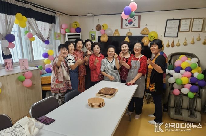 광주시 오포읍 문형3통 되치미마을 노인회 어르신들과 호박꽃 동아리 최태희 회장