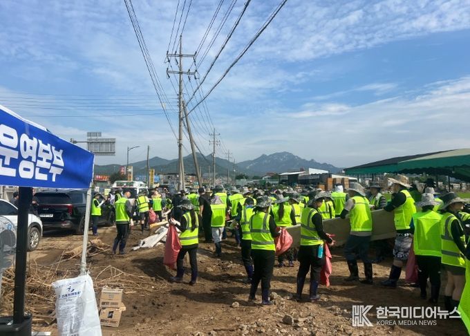 민주당 의원과 보좌진 등 가평 수해복구 ‘구슬땀’