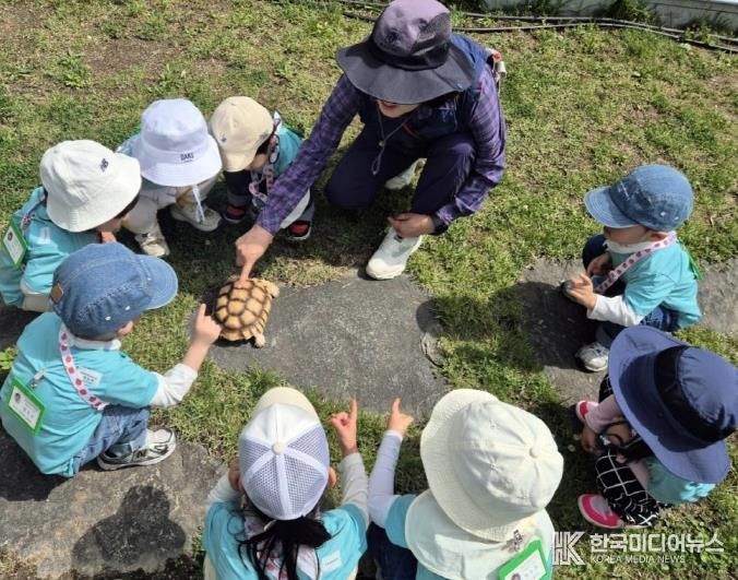 성북구 유아 숲 학교 프로그램에 참여한 아이들 모습