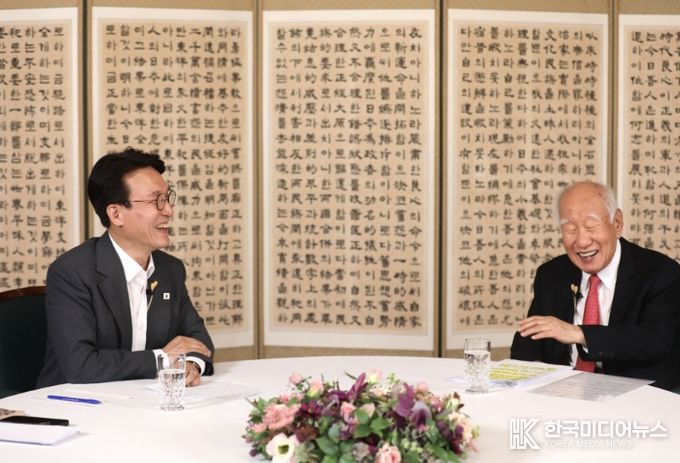 김민석 국무총리가 31일 삼청동 총리서울공관에서 열린 K-토론나라 '촐이의 인터뷰'에서 신동식 한국해사기술회장과 대한민국 조선 산업 관련 토론을 하고 있다.(국무조정실)