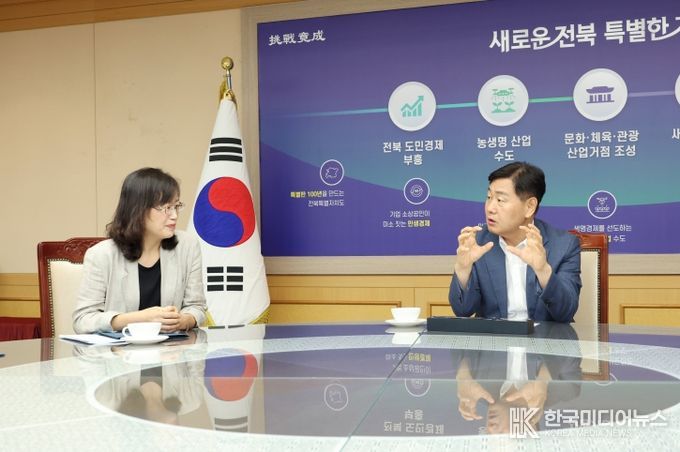 김관영 전북특별자도지사는 5일 회의실에서 김호은 전북지방환경청장과 면담을 갖고 완주군 봉동읍 폐기물 소각시설 설치에 대해 주민 의견 등을 종합적으로 고려하는 신중한 검토를 당부하고 있다.