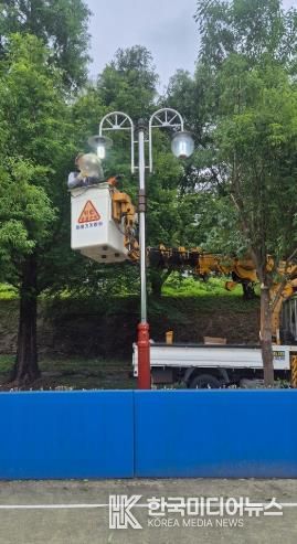 강청수변공원 공원등을 점검하고 있다