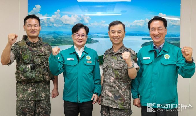 육군17사단과 해병대2사단과 협력방안을 논의하고 있다.