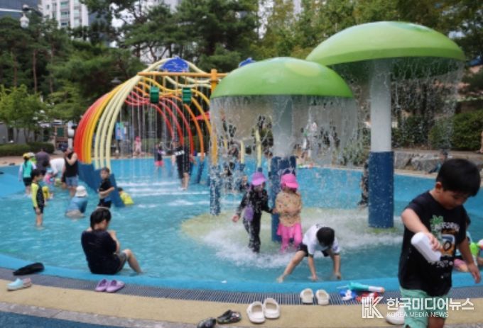 의왕시 내손2동 주민자치회, 물방울 놀이터 물놀이 축제 성료