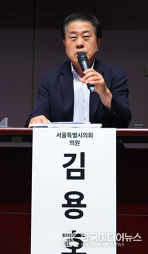 지난 8월 26일 한국프레스센터 국제회의장(20층)에서 개최된 ‘AI 국민 대토론회’에 토론자로 참석한 김용호 시의원이 발언하고 있다.