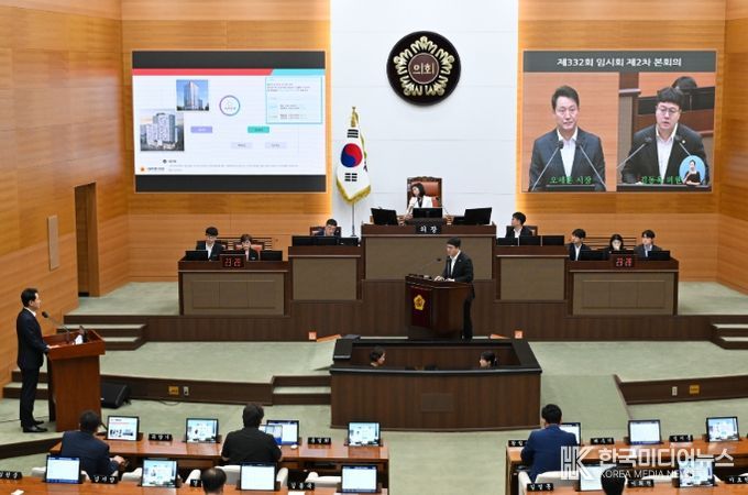 제332회 임시회 시정질문 중인 김동욱 의원(사진 중앙 단상)