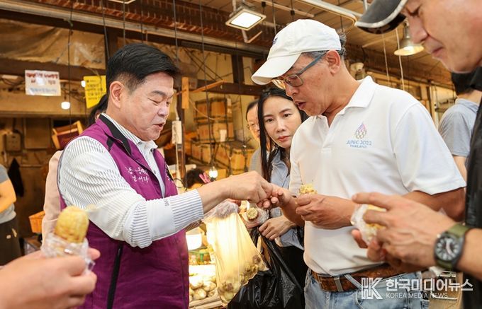 이필형 동대문구청장이 청량리시장에서 유통되는 식재료에 대해 타니 쌩랏 주한태국대사(사진 오른쪽)에게 설명하고 있다.