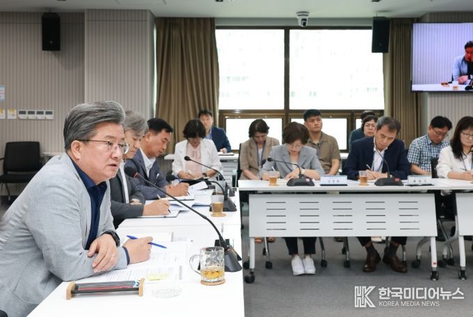 정용래 유성구청장이 4일 확대간부회의를 주재하고 있다
