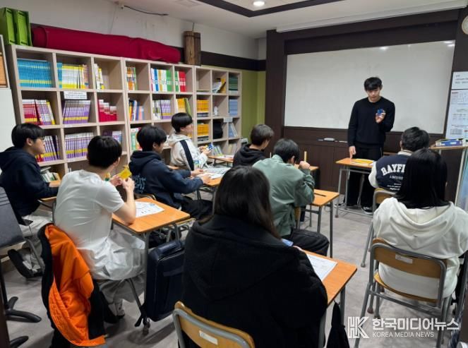 유성구 꿈드림에서 운영중인 스마트 교실에서 학교 밖 청소년들이 수업을 듣고 있다.