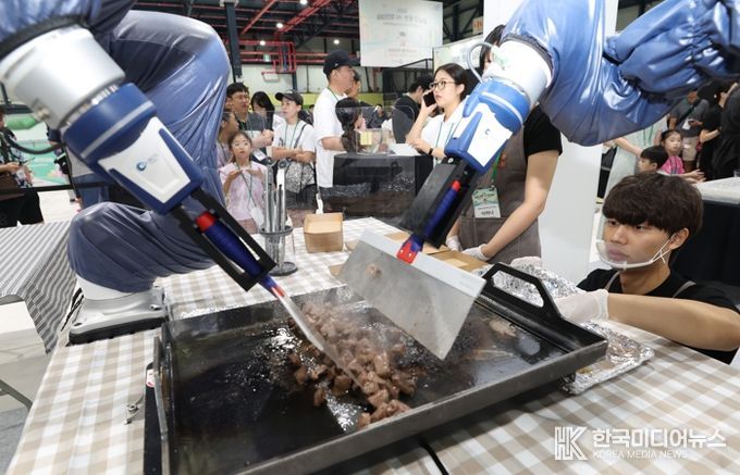 ‘2025 강남구 로봇·AI 경진대회’에서 참가팀이 로봇셰프 요리대결 종목에 출전해 조리 시연을 선보이고 있다. 4족보행 로봇경주와 함께 가장 이색적인 종목으로 주목받은 로봇셰프 대결은 요리 과정을 자동화한 퍼포먼스를 통해 관람객들의 큰 관심을 끌었다.