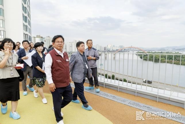 마포365구민센터 옥상을 점검하고 있는 박강수 마포구청장