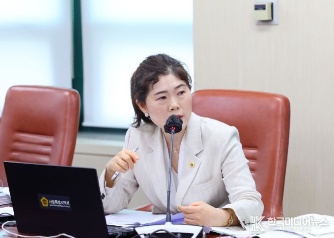 구미경 의원이 민생노동국 및 소관기관 대상으로 질의를 하고 있다.