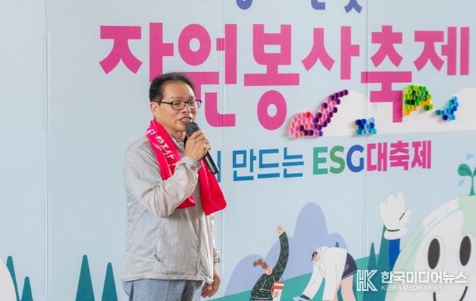 6일 양재천 영동3교 아래에서 열린 ‘2025 양재천 돗자리 자원봉사축제’에서 강남구의회 복진경 부의장이 축사를 하고 있다.