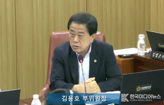 제332회 임시회 도시안전건설위원회 회의에서 김용호 시의원이 질의하고 있는 모습이다.