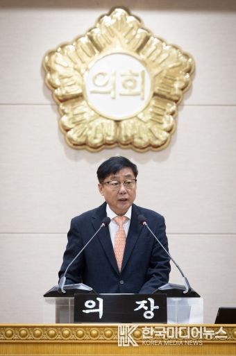 윤창철 의장이 제380회 임시회 제2차 본회의에서 ‘양주시 공공산후조리원 신축을     통한 경기북부 출산과 회복 인프라 확충 촉구 건의안’을 채택하고 있다.