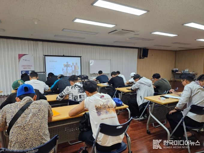 외국인 근로자들이 한국어 교육을 받고 있는 모습