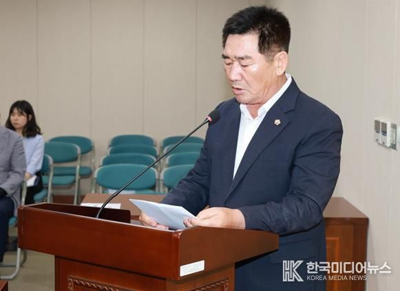 김성일 도의원이 지난 9월 9일 보건복지환경위원회에서 조례안 제안설명을 하고 있다.