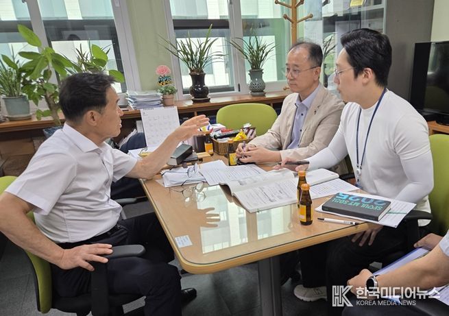 교통실 담당부서와 논의하는 남궁역 의원(왼쪽)