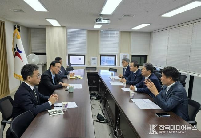 조용익 부천시장이 부천 과학고 학생 선발방안 및 향후 운영 방향에 대해 이야기하고 있다. (왼쪽 가운데 임태희 경기도교육감, 오른쪽 맨 앞부터 차례로 조용익 부천시장, 서영석 국회의원, 이건태 국회의원, 김기표 국회의원)