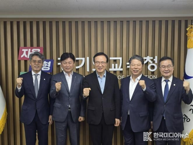 조용익 부천시장(왼쪽에서 두 번째)이 간담회 참석자들이 기념사진을 촬영하고 있다. (왼쪽부터 차례로 김기표 국회의원, 조용익 부천시장, 임태희 경기도교육감, 서영석 국회의원, 이건태 국회의원)