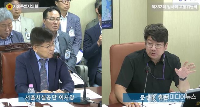 한국영 이사장(좌)와 논의하는 문성호 서울시의원(우)