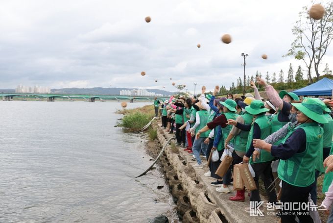 포항시새마을회는 11일 형산강 수상레저타운 물빛마루에서 경주시새마을회와 함께 ‘2025 형산강 살리기 환경 캠페인’을 개최했다.