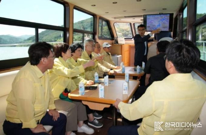 전북특별자치도의회 농업복지환경위원회, 옥정호 녹조 현장·보건환경연구원 찾아… 환경안전 실태 점검