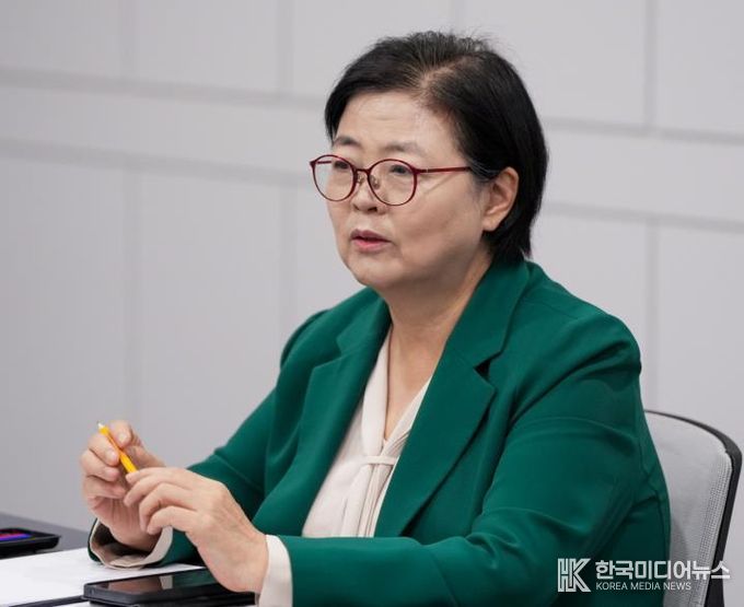 이순희 강북구청장이 지난 2일 청렴추진단 회의에 참석해 직원들과 소통하고 있다.