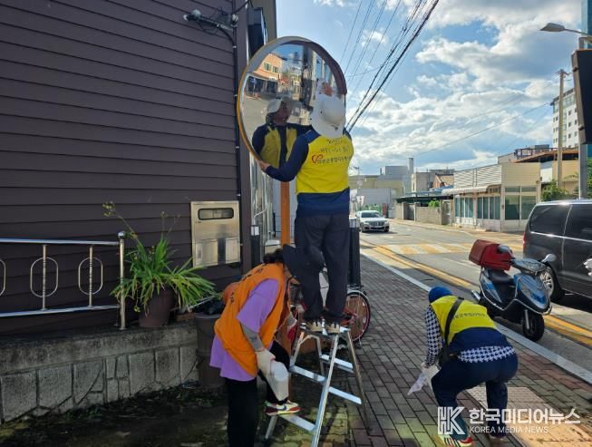 의성군자원봉사센터, ‘우리동네 안전도로 지킴이: 반사경 세척’ 봉사활동 전개
