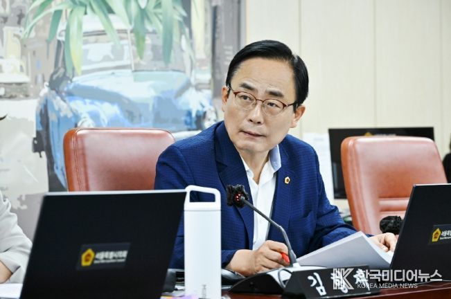 김형재 의원이 8일 개최된 제332회 임시회 문화체육관광위원회 회의에서 송형종 서울문화재단 대표를 상대로 서울문화재단 공모사업 심의위원 선정 과정의 문제점을 지적하고 있다.
