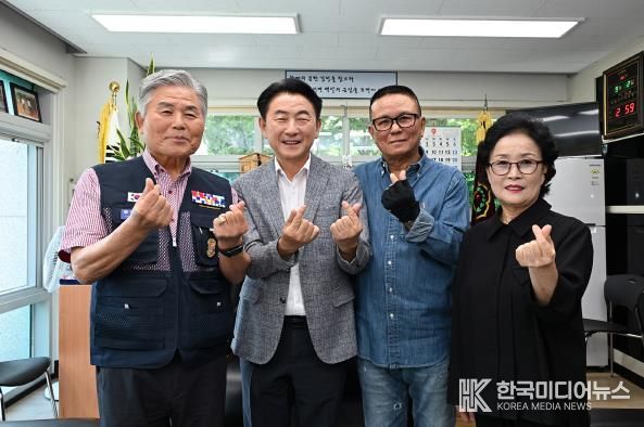 김동근 시장이 9월 2일 보훈회관에서 ‘보훈단체별 정책 간담회’를 진행한 뒤 참석자들과 기념사진을 찍고 있다.