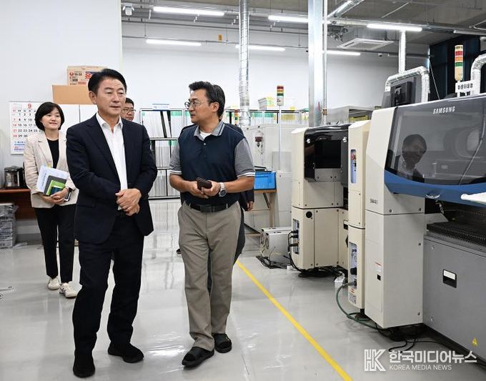 김동근 시장이 9월 11일 관내 지식산업센터 입주기업 ㈜코이시스(대표 임남혁)를 방문해 현황을 살펴보고 있다.