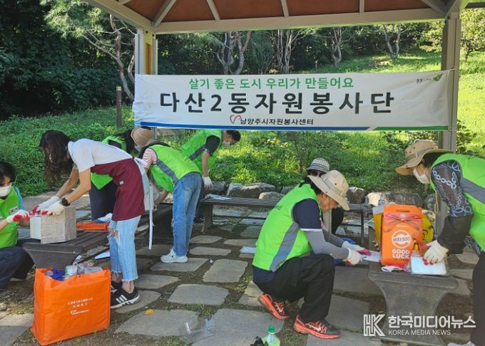 남양주시 다산2동 자원봉사단, 황금산 등산로 구급함 보수 추진