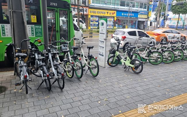 따릉이 대여소 공유자전거 무단 주차 사진