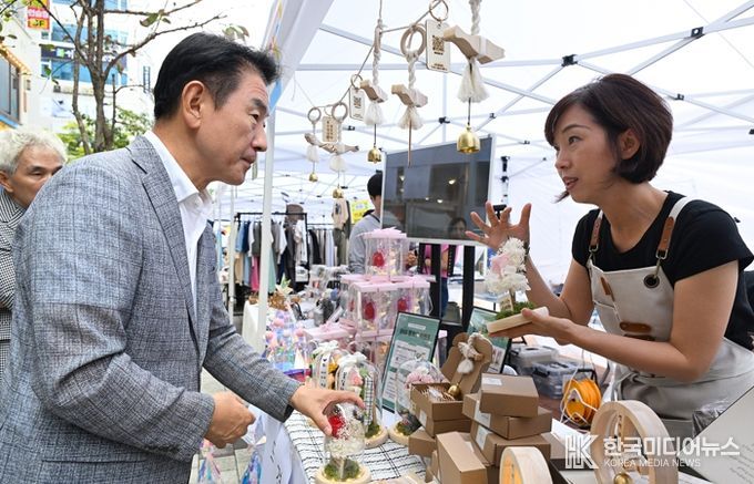 김동근 시장이 9월 13일 2025년 우수기업 박람회 및 플리마켓’ 행사 현장에서 제품설명을 듣고 있다.