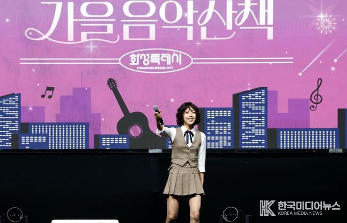 가수 정예원이 열창하고 있다'