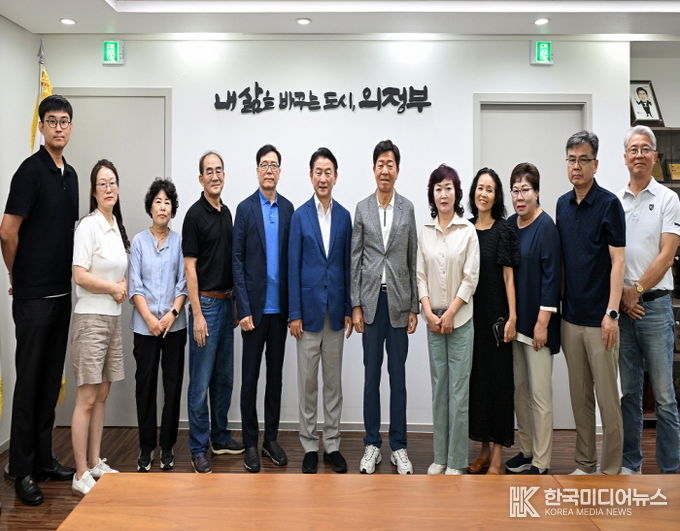 김동근 시장이 9월 12일 대한숙박업중앙회 의정부시지부와 간담회를 가진 뒤 함께 기념사진을 찍고 있다.