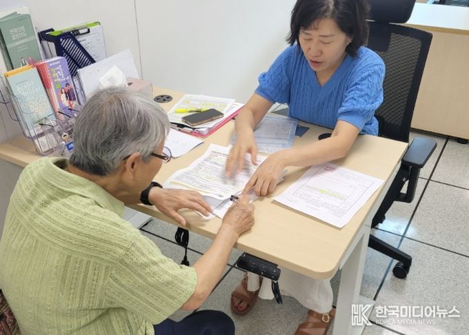 방문건강관리 대상자에게 경기기후보험에 대해 안내하고 있다.