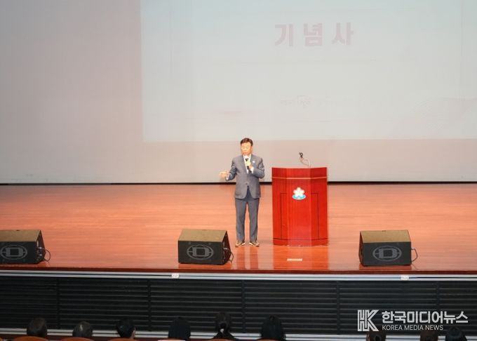 신상진 성남시장이 2025년 성남시 아동위원 워크숍에 참석해 인사말을 전하고 있다