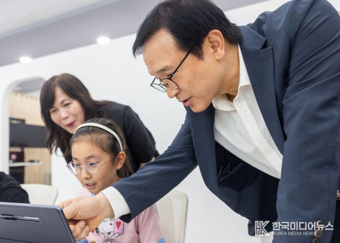 임태희 경기도교육감이 9월 15일 포천 선단초등학교에서 하이러닝 활용 수업을 참관하고 있다.