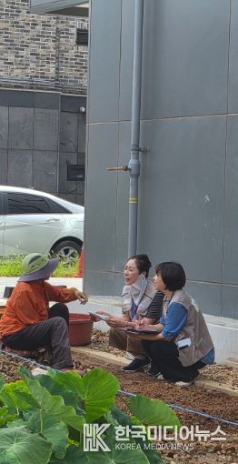 체납 실태조사반이 취약계층 주민 상담하는 모습