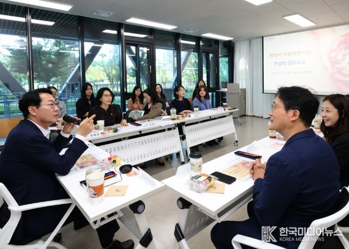 정명근 화성특례시장이 자살예방사업 컨설팅 결과보고회에서 당부발언을 하고 있다