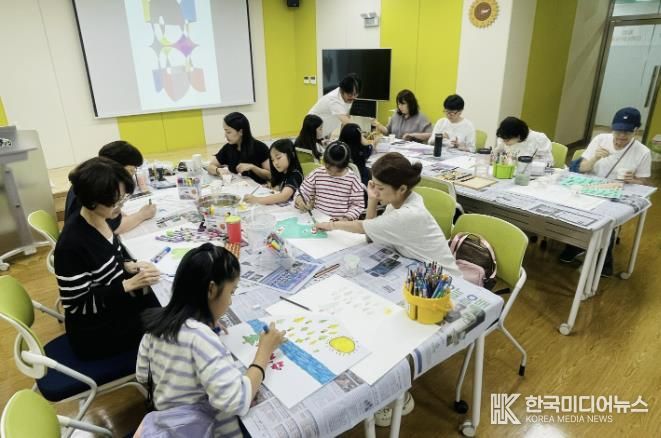 동두천 꿈나무정보도서관, 그림책 전시 ‘깃털과 이끼’ 창작 워크숍 성료