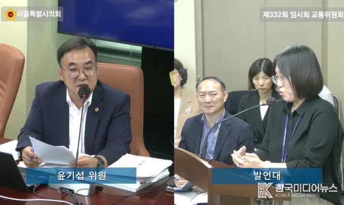 윤기섭 의원이 8일 교통위원회 회의실에서 이자영 버스정책과장에게 질의하고 있다.