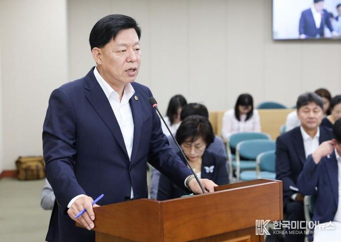 김정희 전라남도의회 교육위원장 상임위 업무 보고 사진