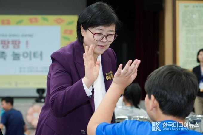 이순희 강북구청장이 강북미래교육지구 ’가족과 함께하는 장애학생 문화체험’ 참여 가족들과 인사를 하고 있다.
