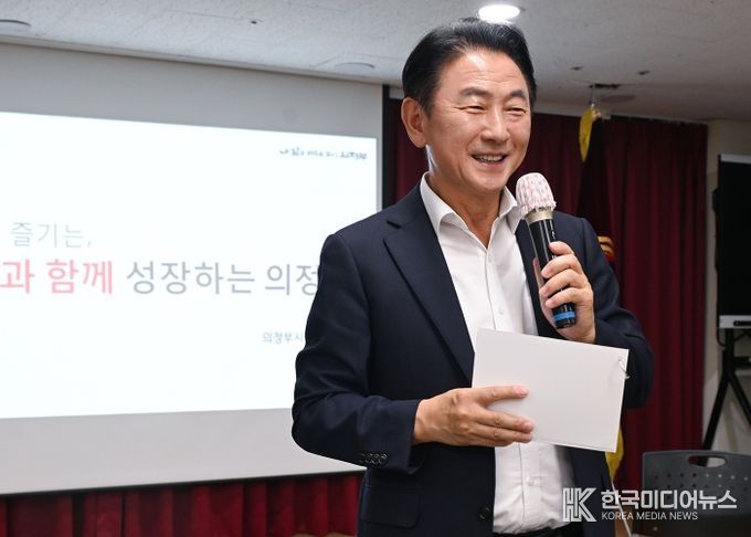 김동근 시장이 9월 16일 대한노인회 의정부시지회 부설 노인대학에서 특강을 진행하고 있다.